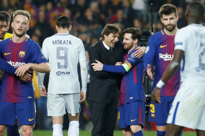 Pelatih Chelsea, Antonio Conte, berbicara dengan megabintang FC Barcelona, Lionel Messi, seusai laga leg kedua babak 16 besar Liga Champions di Stadion Camp Nou, Barcelona, Spanyol, pada 14 Maret 2018.