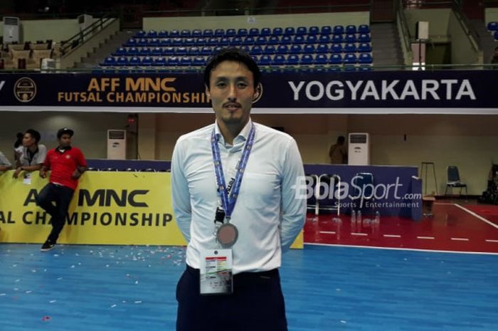 Pelatih timnas futsal Indonesia, Kensuke Takahashi, saat ditemui BolaSport.com seusai upacara penyer