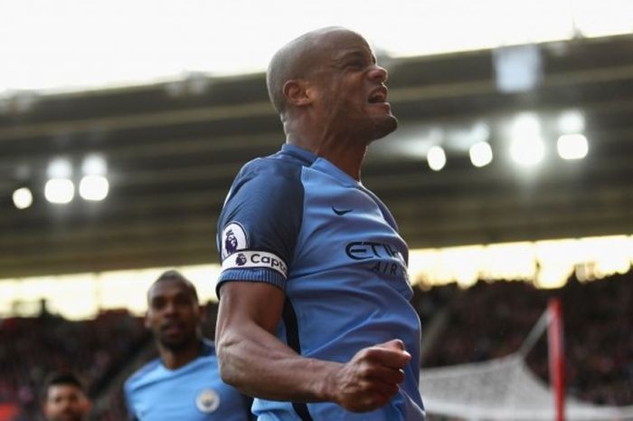 Bek Manchester City, Vincent Kompany, merayakan golnya ke gawang Southampton dalam partai Liga Inggris di St Mary's Stadium, Sabtu (16/4/2017).