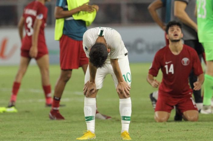    Penyerang timnas U-19 Indonesia, Egy Maulana Vikri, tertunduk usai kekalahan 5-6 kontra Qatar pada fase grup Piala Asia U-19 2018 di Stadion Utama Gelora Bung Karno, Jakarta, Minggu (21/10/2018).   