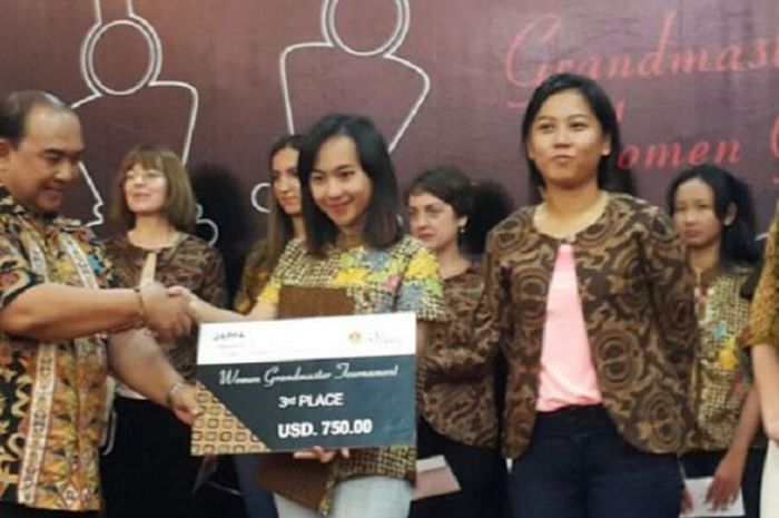 Pecatur putri Indonesia, Chelsie Monica Sihite, berhasil meraih tiga besar dalam kejuaraan catur dunia JAPFA Grandmaster and Women Grandmaster Tournament yang diadakan di Solo Paragon Hotel Solo.Artikel ini telah tayang di Kompas.com dengan judul 