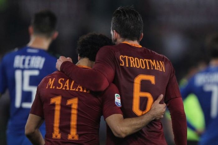 Pemain AS Roma, Mohamed Salah dan Kevin Strootman, merayakan gol timnya ke gawang Sassuolo dalam laga Serie A di Stadion Olimpico, Roma, Italia, pada 19 Maret 2017.