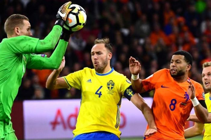 Kiper timnas Swedia, Robin Olsen, menangkap bola guna mengamankan gawang dari serangan Belanda dalam laga Kualifikasi Piala Dunia 2018 di Amsterdam Arena, Amsterdam, 10 Oktober 2017.