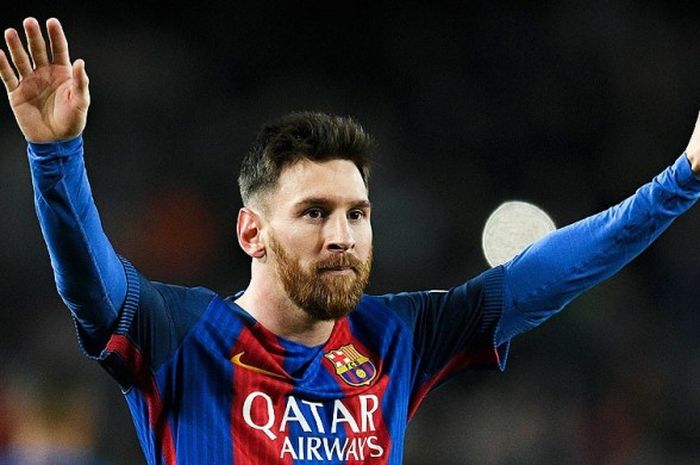 Striker Barcelona, Lionel Messi, usai membobol gawang Espanyol dalam laga lanjutan La Liga 2016-2017 di Stadion Camp Nou, Barcelona, pada 18 Desember 2016.