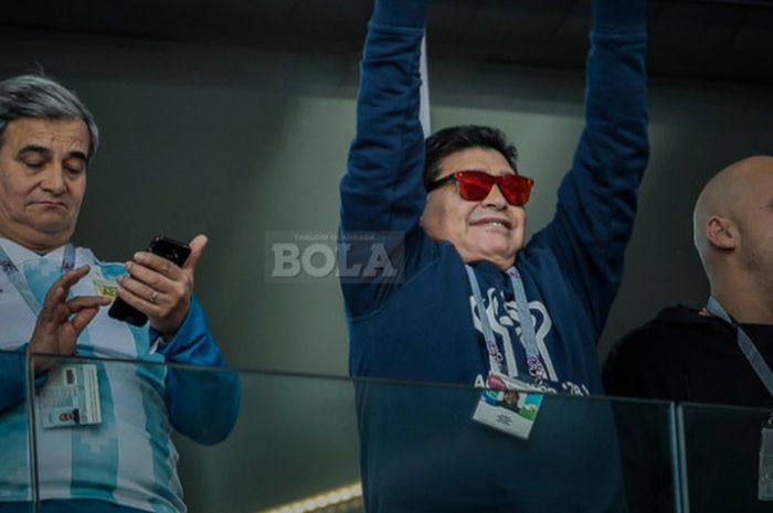 Legenda Argentina, Diego Maradona, menyapa penonton jelang laga grup D Piala Dunia 2018 antara timnas Argentina melawan timnas Islandia di Spartak Stadium, Moskow, pada Sabtu (16/6/2018).