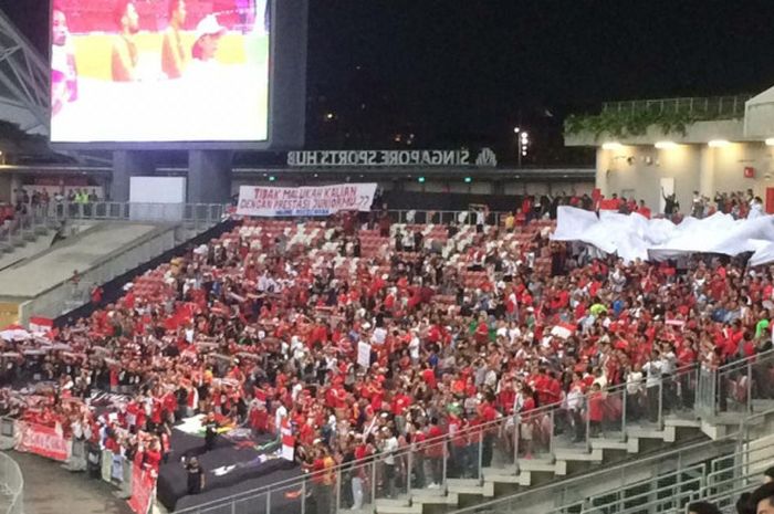 Spanduk berisi sindiran semangat yang ditunjukkan pendukung timnas Indonesia di laga melawan Singapura pada babak penyisihan Grup B Piala AFF 2018 di Stadion Nasional, Singapura, Jumat (9/11/2018)