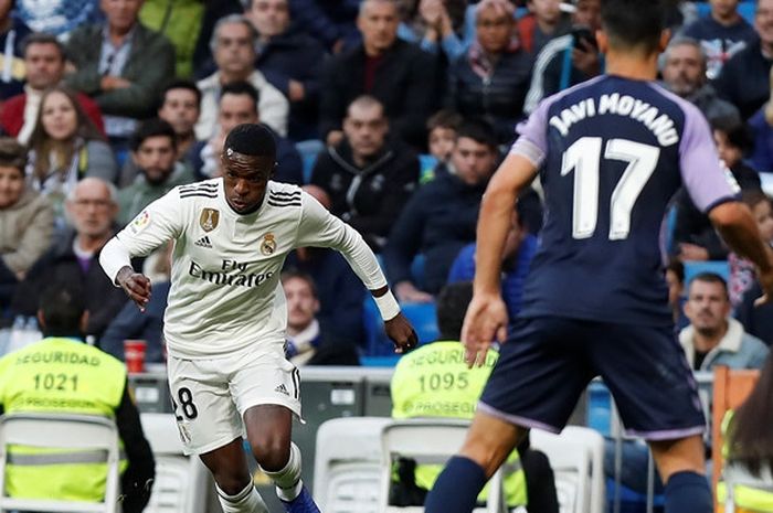 Pemain sayap Real Madrid, Vinicius Junior (kiri).