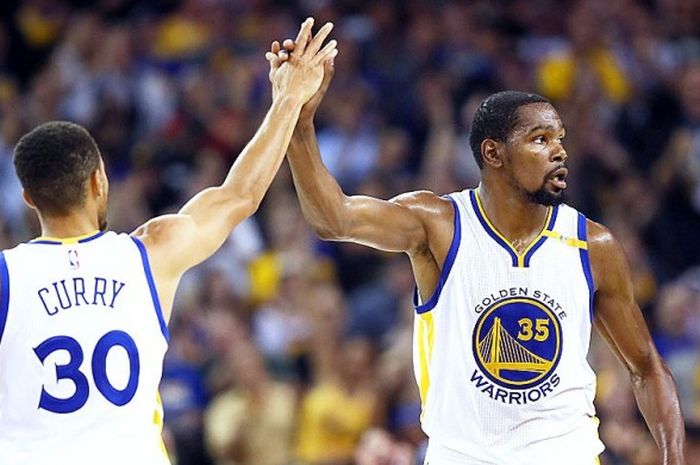 Dua pebasket tim Golden State Warriors, Stephen Curry (30) dan Kevin Durant (35), saat tampil melawan Dallas Mavericks dalam laga lanjutan NBA di ORACLE Arena, Oakland, California, pada 9 November 2016.