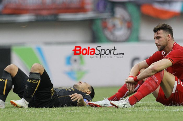 Kapten Sriwijaya FC, Yuu Hyun-koo terkapar dan strker Persija Jakarta, Marko Simic di Stadion Wibawa