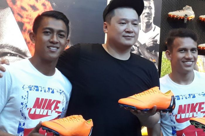 Dua bintang tim nasional Indonesia, Egy Maulana Vikri, dan Febri Hariyadi, didampingi perwakilan Nike Indonesia, Christian Liebert, memperkenalkan sepatu Nike Born Mercurial 360 di Fisik Football Senayan City, Rabu (7/3/2018). 