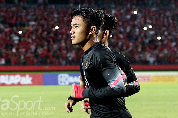 Kiper timnas U-16 Indonesia, Ernando Ari Sutaryadi, merayakan kemenangan mereka di final Piala AFF U