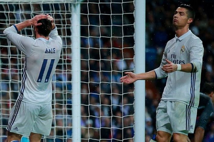 Bintang Real Madrid, Gareth Bale (kiri) dan Cristiano Ronaldo, menampilkan ekspresi kecewa dalam pertandingan La Liga kontra Athletic Bilbao di Santiago Bernabeu, Madrid, Spanyol, 23 Oktober 2016.