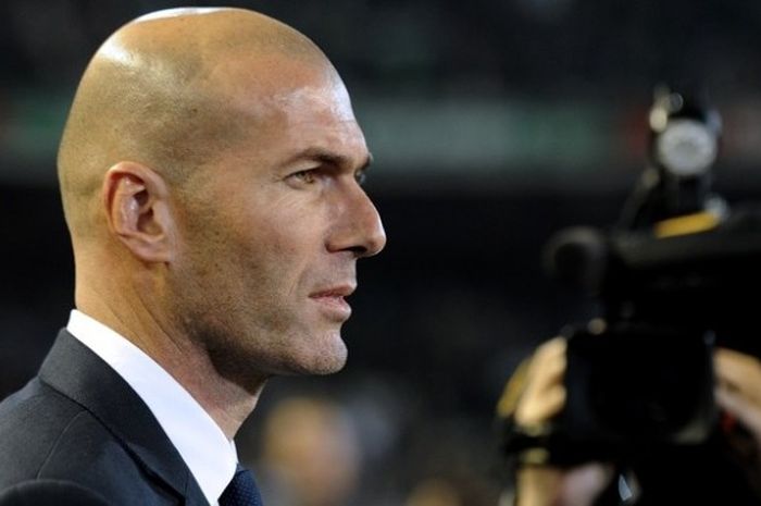 Pelatih Real Madrid, Zinedine Zidane, dalam partai La Liga kontra Real Betis, 24 Januari 2016.