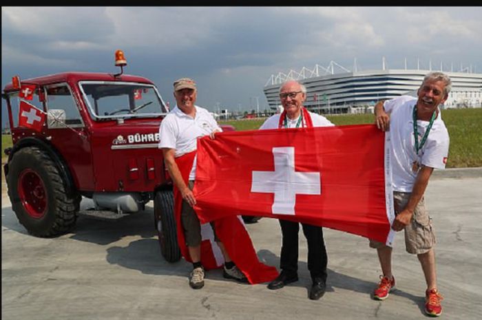 Penggemar timnas Swiss yang melakukan perjalanan menuju Rusia dengan menggunakan traktor