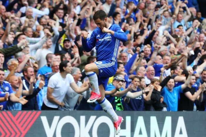 Pemain Chelsea, Eden Hazard, merayakan gol yang dia cetak ke gawang Sunderland dalam laga Premier League di Stadion Stamford Bridge, London, Inggris, pada 21 Mei 2017.