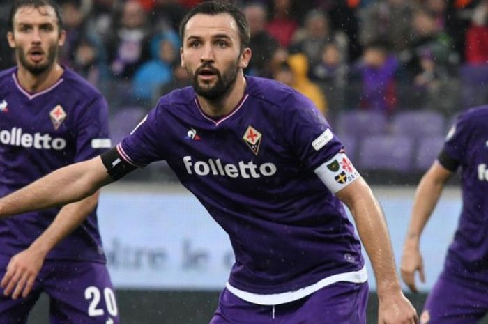 Kapten Fiorentina, Milan Badelj, saat beraksi dalam partai Liga Italia 2017-2018 menghadapi Benevento di Stadion Artemio Franchi, Florence, 11 Maret 2018.