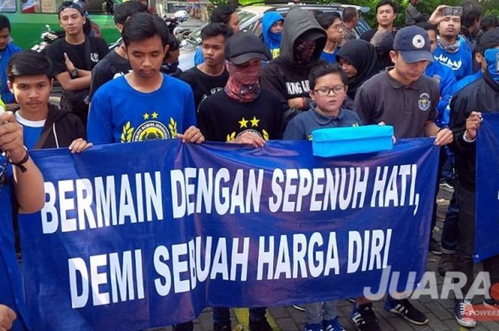 Puluhan Bobotoh menyampaikan aspirasi terkait kondisi tim Persib kepada manajemen PT PBB di Graha Persib, Jalan Sulanjana, Kota Bandung, Sabtu (10/6/2017).