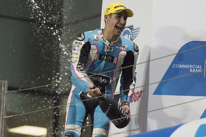 Pebalap Moto2 darii tim SAG, Luis Salom, merayakan keberhasilannya finis di posis kedua pada balapan pembuka musim 2016 pada GP Qatar di Sirkuit Losail, Doha, Qatar, pada 20 Maret 2016.