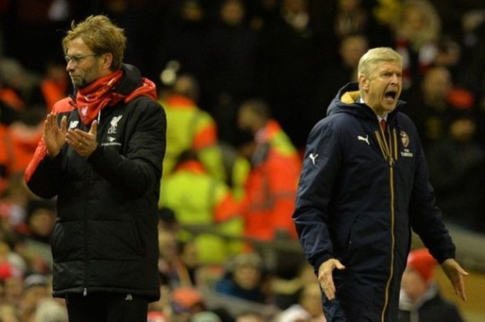 Juergen Klopp (kiri) dan Arsene Wenger berdiri di pinggir lapangan saat Liverpool dan Arsenal bertanding pada lanjutan Premier League di Stadion Anfield, Rabu (13/1/2016). 