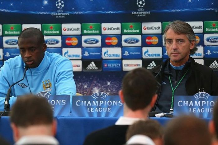 Manajer Roberto Mancini (kanan) dan gelandang Yaya Toure, saat keduanya masih bersama-sama di Manchester City dalam sebuah konferensi pers pada 2 Oktober 2012.