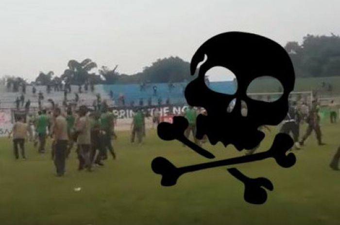 Kerusuhan suporter saat Persita menjamu PSMS Medan pada laga 16 Besar Liga 2 di Stadion Mini Cibinong, Kabupaten Bogor, Rabu (11/10/2017). 