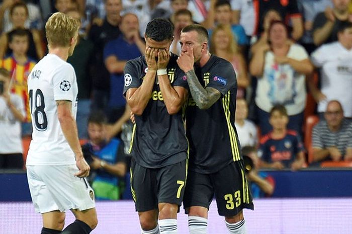   Megabintang Juventus, Cristiano Ronaldo (tengah), menangis usai menerima kartu merah dalam laga Grup H Liga Champions kontra Valencia di Stadion Mestalla, Valencia, Spanyol pada 19 September 2018.  