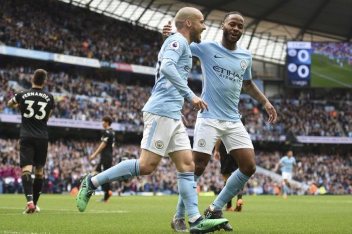 Gelandang Manchester City, David Silva, merayakan gol bersama Raheem Sterling pada laga Liga Inggris kontra Swansea di Stadion Etihad, Manchester, Minggu (22/4/2018).