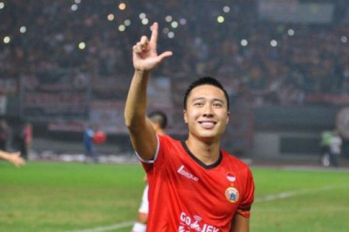 Arthur Irawan memberi salam jari jempol telunjuk untuk The Jakmania.