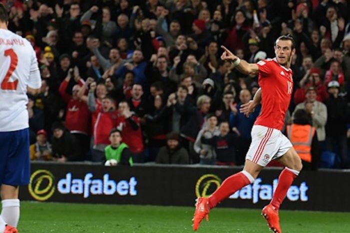 Penyerang Wales, Gareth Bale, merayakan gol timnya ke gawang Serbia pada kualifikasi Piala Dunia 2018 di Cardiff, Sabtu (12/11/2016). 