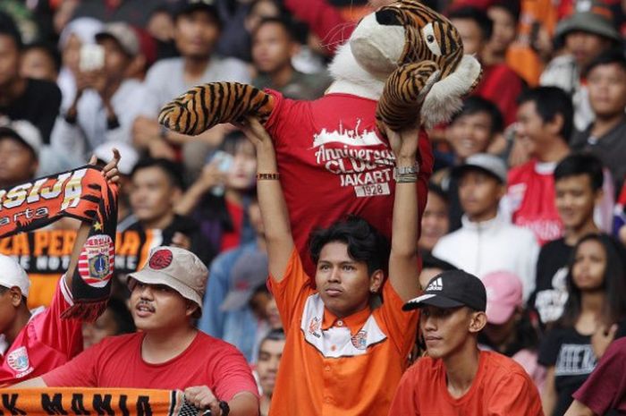 Pendukung setia Persija Jakarta, Jakmania dalam aksi mereka mendukung tim kesayangannya saat menjamu Persiba Balikpapan pada laga pekan ke-19 Liga 1 musim 2017 di Stadion Patriot, Kota Bekasi, Sabtu (12/8/2017). 