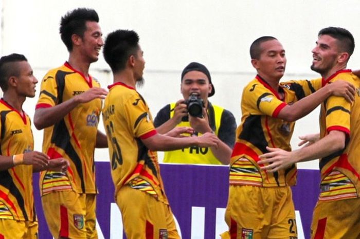 Pemain Mitra Kukar merayakan gol ke gawang Barito Putera di Stadion Aji Imbut, Tenggarong, Sabtu (27/1/2018)
