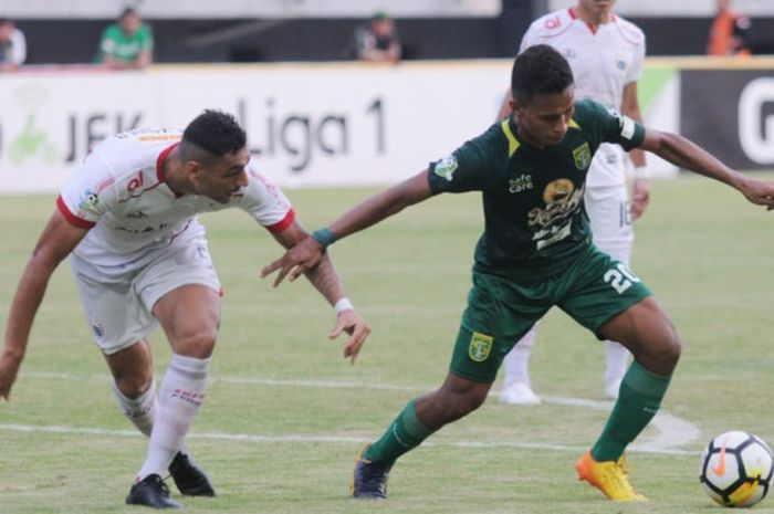 Aksi pemain Persebaya, Osvaldo Haay mendapat penjagaan ketat dari bek Persija Jakarta, Jaimerson da Silva Xavier di Stadion Gelora Bung Tomo, Surabaya, Minggu (4/11/2018).