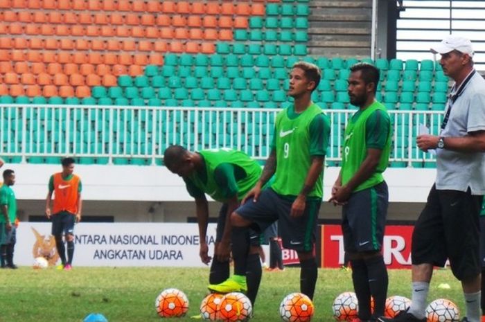 Pelatih tim nasional Indonesia, Alfred Riedl, memperhatikan penampilan anak asuhnya dalam seleksi timnas tahap kedua yang digelar di Stadion Pakansari, Cibinong, Selasa (16/8/2016) pagi. 
