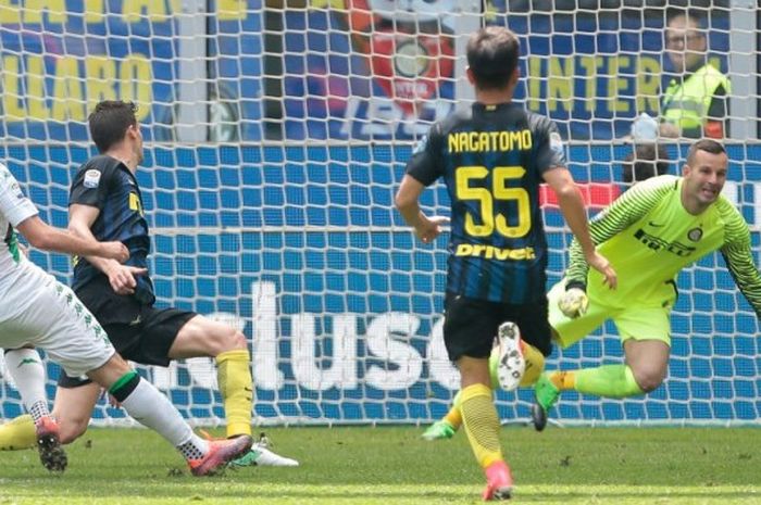 Pemain Sassuolo, Pietro Iemmello, saat menjebol gawang Inter Milan dalam laga Serie A di Giuseppe Meazza, Milan, Minggu (14/5/2017).