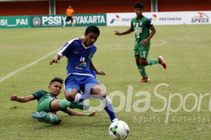 Pemain Jawa Barat U-15, Ravil Shandyka Putra (biru) beraksi kontra pemain Sumatera Utara U-15, Muham