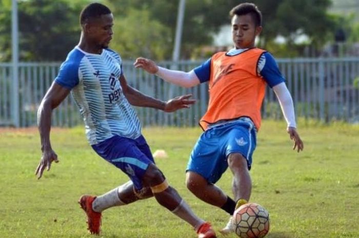 Gelandang asal Liberia, Abel Gebor (kiri) dalam latihan Persegres Gresik United di lapangan Stadion Gelora Joko Samudro, Gresik, Senin (20/2/2017) sore. 