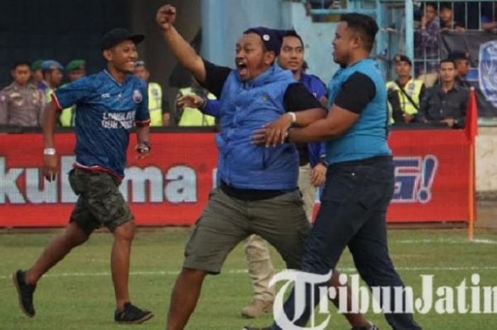 Oknum Aremania sambil berteriak memasuki lapangan Stadion Kanjuruhan, Kepanjeng, Kabupaten Malang, untuk mendatangi pemain Persebaya Surabaya yang sedang berlatih, Sabtu (6/10/2018) sore WIB. 
