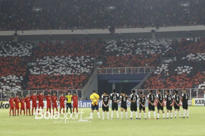 Para pemain Persija Jakarta dan Home United mengheningkan cipta untuk memperingati korban tragedi bom Surabaya jelang laga semifinal leg 2 zona ASEAN Piala AFC 2018 di Stadion Utama Gelora Bung Karno, Jakarta, Selasa (15/5/2018) malam WIB.