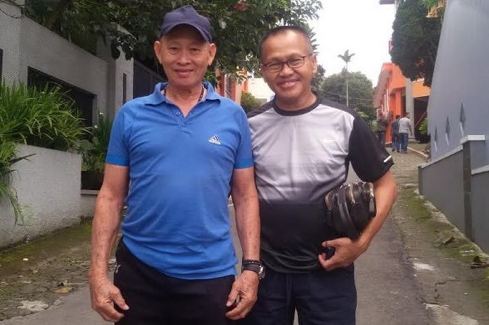 Legenda timnas Indonesia, Harry Tjong (kiri) dan Kombes Pol Suparyono yang menjadi penasehat tim sepak bola veteran Mitra Devata di Karanganyar, Jawa Tengah, Sabtu (26/11/2016). 