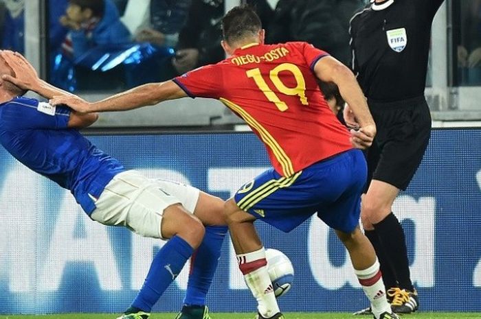 Striker Spanyol, Diego Costa (tengah), melanggar bek Italia, Leonardo Bonucci, dalam laga kualifikasi Piala Dunia 2018 di Stadion Juventus, Kamis (6/10/2016).