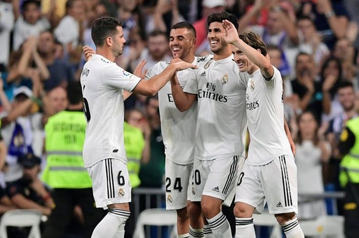    Penyerang Real Madrid, Marco Asensio (kedua dari kanan), merayakan gol yang dicetak ke gawang Espanyol dalam laga Liga Spanyol di Stadion Santiago Bernabeu, Madrid, Spanyol pada 22 September 2018.   