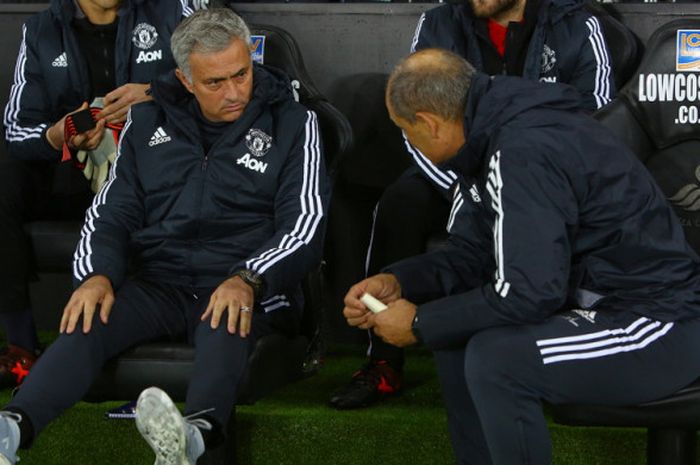 Ekspresi manajer Manchester United, Jose Mourinho (kiri), berbincang dengan stafnya saat menunggu dimulainya laga babak 16 besar Piala Liga Inggris 2017-2018 menghadapi Swansea City di Stadion Liberty, Swansea, Wales, pada Selasa (24/10/2017).