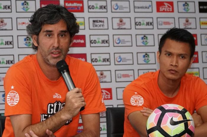 Pelatih Persija Jakarta, Stefano Cugurra dan Penjaga Gawang Macan Kemayoran, Shahar Ginanjar Tengah Memberikan Keterangan dalam Sesi Jumpa Pers di Stadion Gelora Bung Tomo, Surabaya pada Sabtu (3/11/2018)