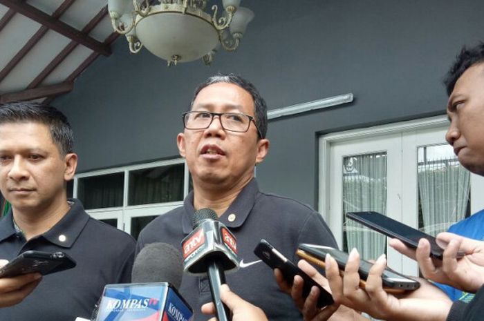 Plt Ketua Umum PSSI, Joko Driyono (tengah) didampingi Exco PSSI, Iwan Budianto saat memberikan keterangan soal alih kepemimpinan sementara PSSI di kantor PSSI, Kemang, Jakarta Selatan, Minggu (18/2/2018) siang. 