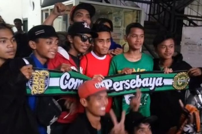 Muhammad Taufiq kala melayani permintaan foto para pendukung  Persebaya di Stadion Manahan Jumat (2/2/2018).