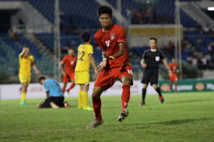 Striker timnas U-19 Myanmar, Win Naing Tun merayakan gol yang dicetaknya ke gawang timnas U-19 Brunei pada laga lanjutan fase penyisihan Grup B PIala AFF U-18 2017 di Stadion Thuwunna, Yangon, Sabtu (9/9/2017) malam. 