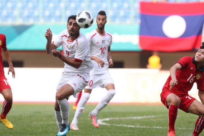 Pemain muda timnas U-23 Palestina, Oday Dabbagh (kedua dari kiri/9) saat menghadapi timnas U-23 Laos dalam laga Grup A Asian Games 2019 di Stadion Patriot Chandrabhaga, Bekasi, Minggu (12/8/2018). 