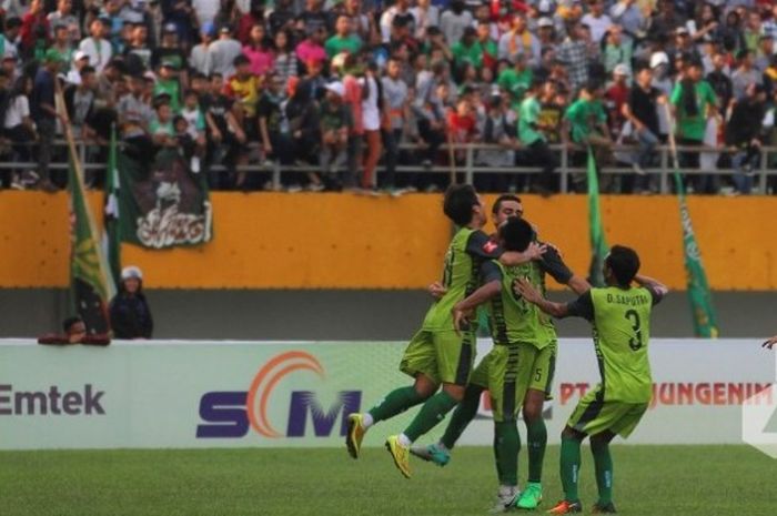 Para pemain Bhayangkara FC merayakan gol pertama ke gawang tuan rumah Sriwijaya FC di Stadion Jakabaring, Palembang, Minggu (2/10/2016). 