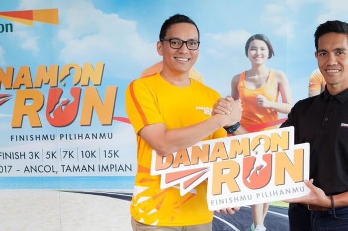 Toni Darusman, Chief Marketing Officer Danamon (Kiri) dan Reza Puspo, CEO MESA RACE (Kanan) pada acara sosialisasi Danamon Run 2017 di Kuningan, Jakarta, pada Selasa (23/5/2017). Ajang lari berkonsep 'Pegang Kendali Finish' ini akan dilaksanakan tanggal 10 September 2017, menghadirkan berbagai pilihan jarak lari yang bisa ditentukan oleh peserta setelah mulai berlari.