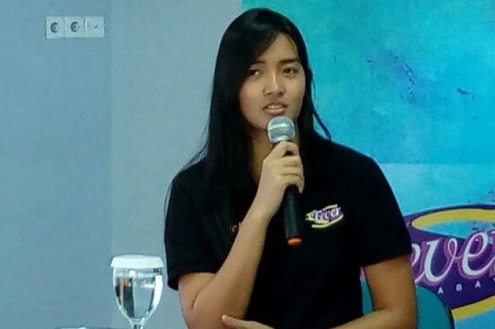 Pebasket Surabaya Fever, Olivia Claudia Hadinata, menjawab pertanyaan media pada konferensi pers kerja sama Srikandi Cup dengan Gorilasport di Gedung UGM Samator, Jakarta, Kamis (11/1/2018).